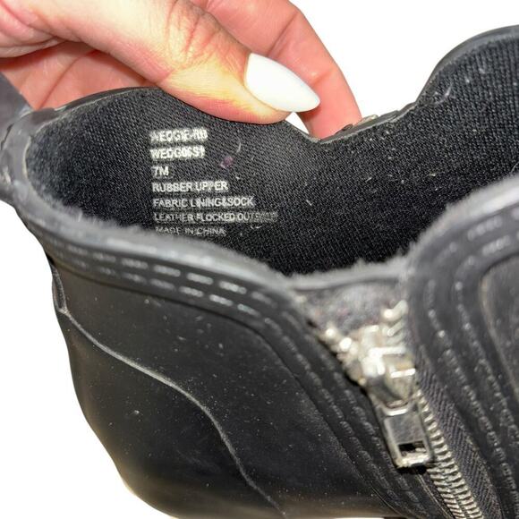 Steve Madden Black Wedge Rubber Pull On Snow Booties Women's 7 Casual Zipper - Picture 8 of 13